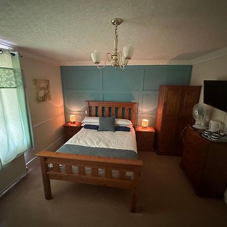 The Penruddocke Arms Bed and Breakfast Dinton  Buitenkant foto