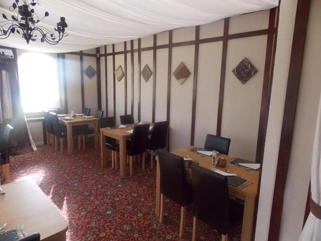 The Penruddocke Arms Bed and Breakfast Dinton  Buitenkant foto