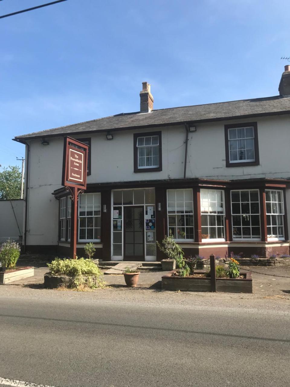 The Penruddocke Arms Bed and Breakfast Dinton  Buitenkant foto